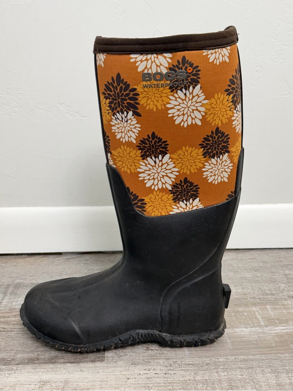 Bogs Women’s Waterproof Orange Floral Tall Boots, size 7